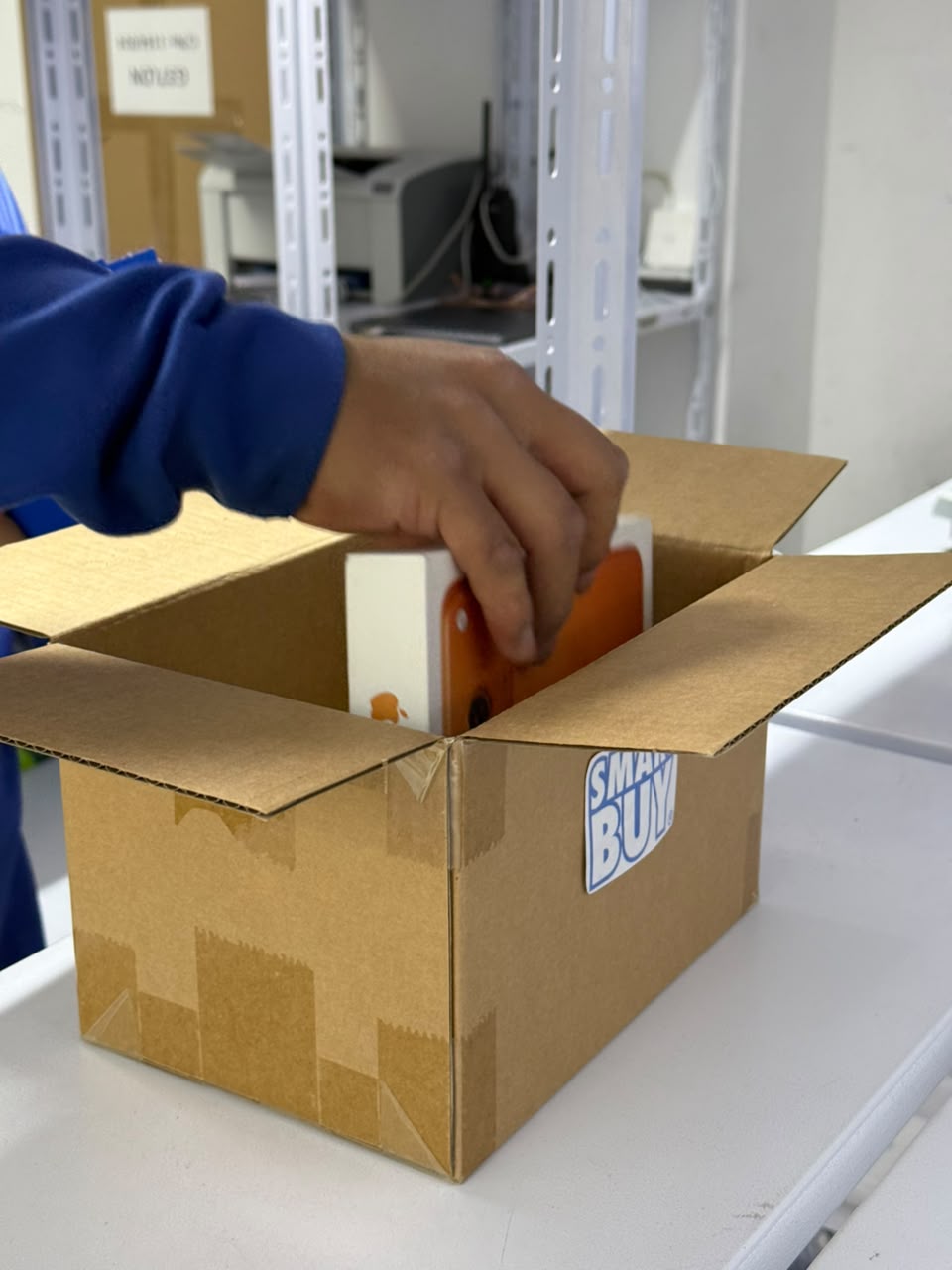 iPhone empacado en caja SmartBuy listo para el envío