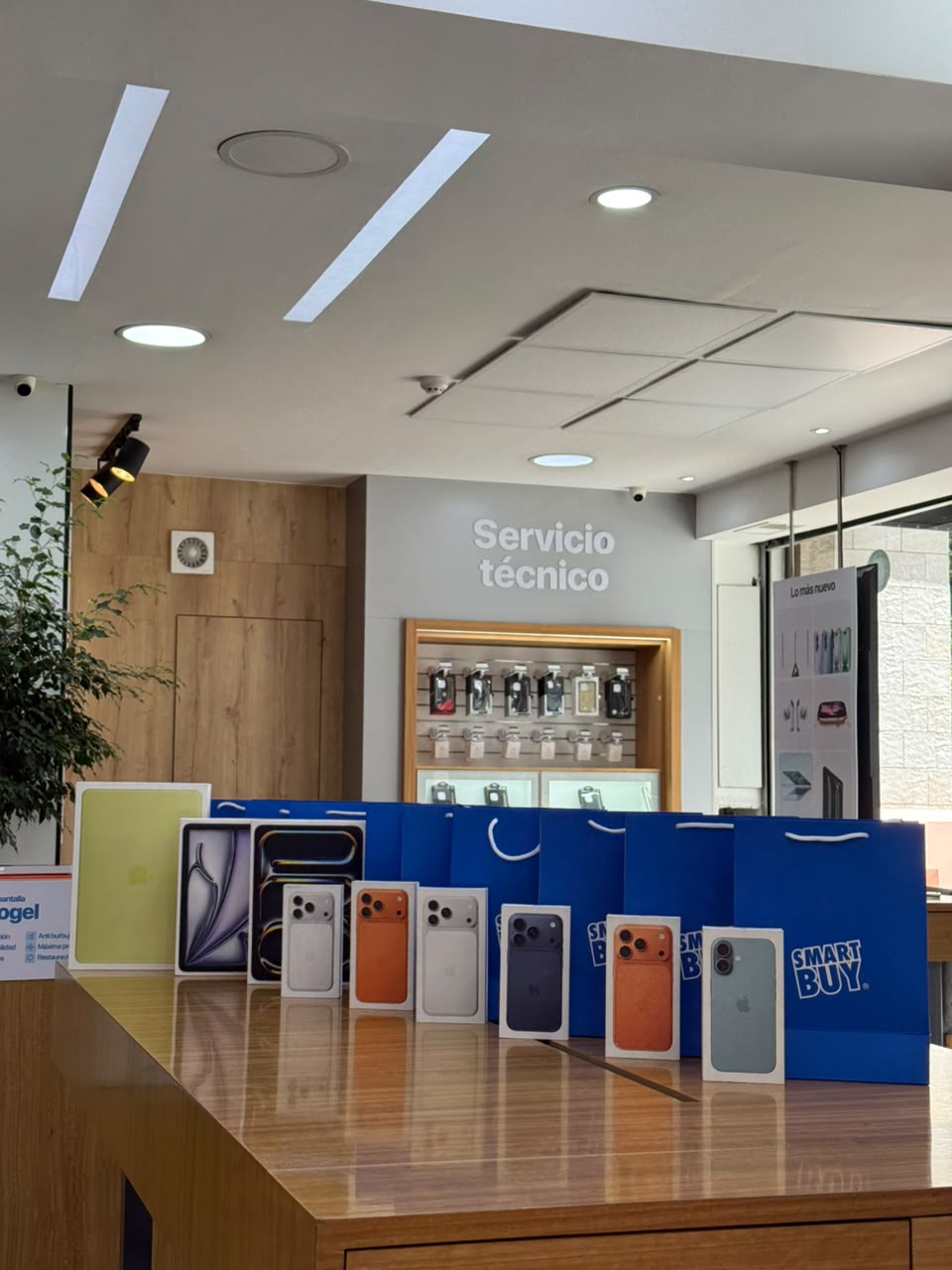 Pedido en volumen: cajas de iPhone, iPad, MacBook y bolsas SmartBuy listas para despacho en tienda