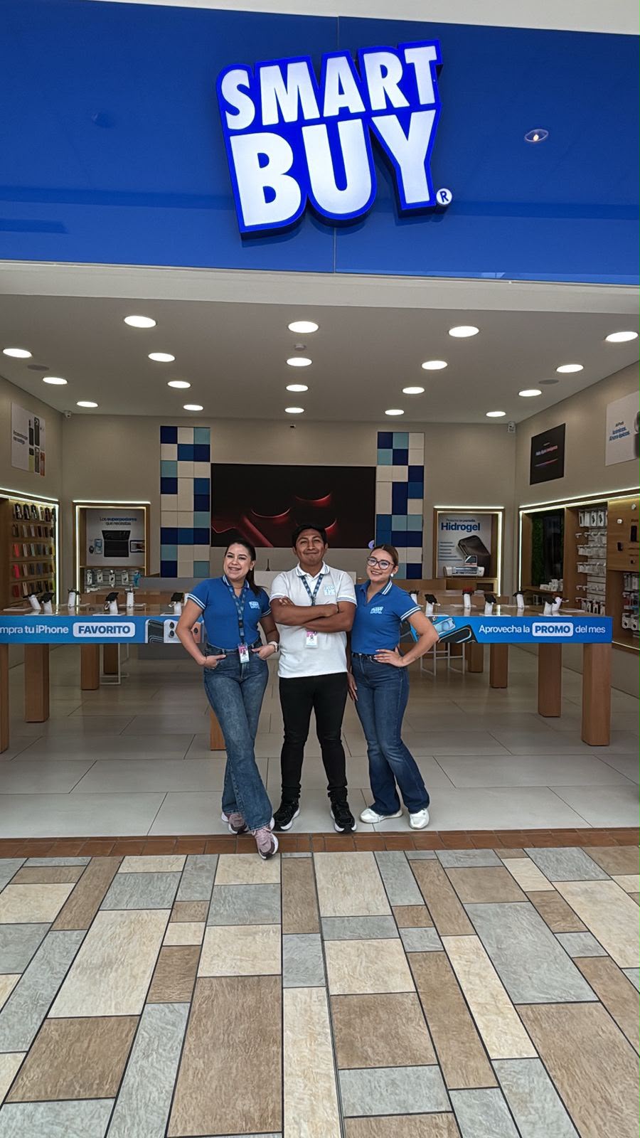 Equipo SmartBuy en tienda Condado, Quito