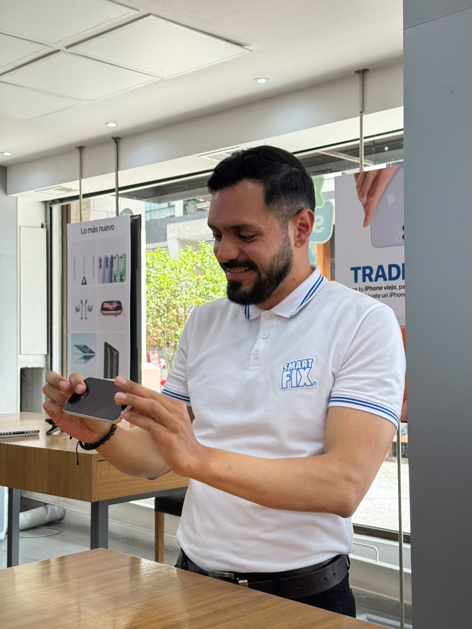 Técnico SmartFix inspeccionando un iPhone antes de la venta